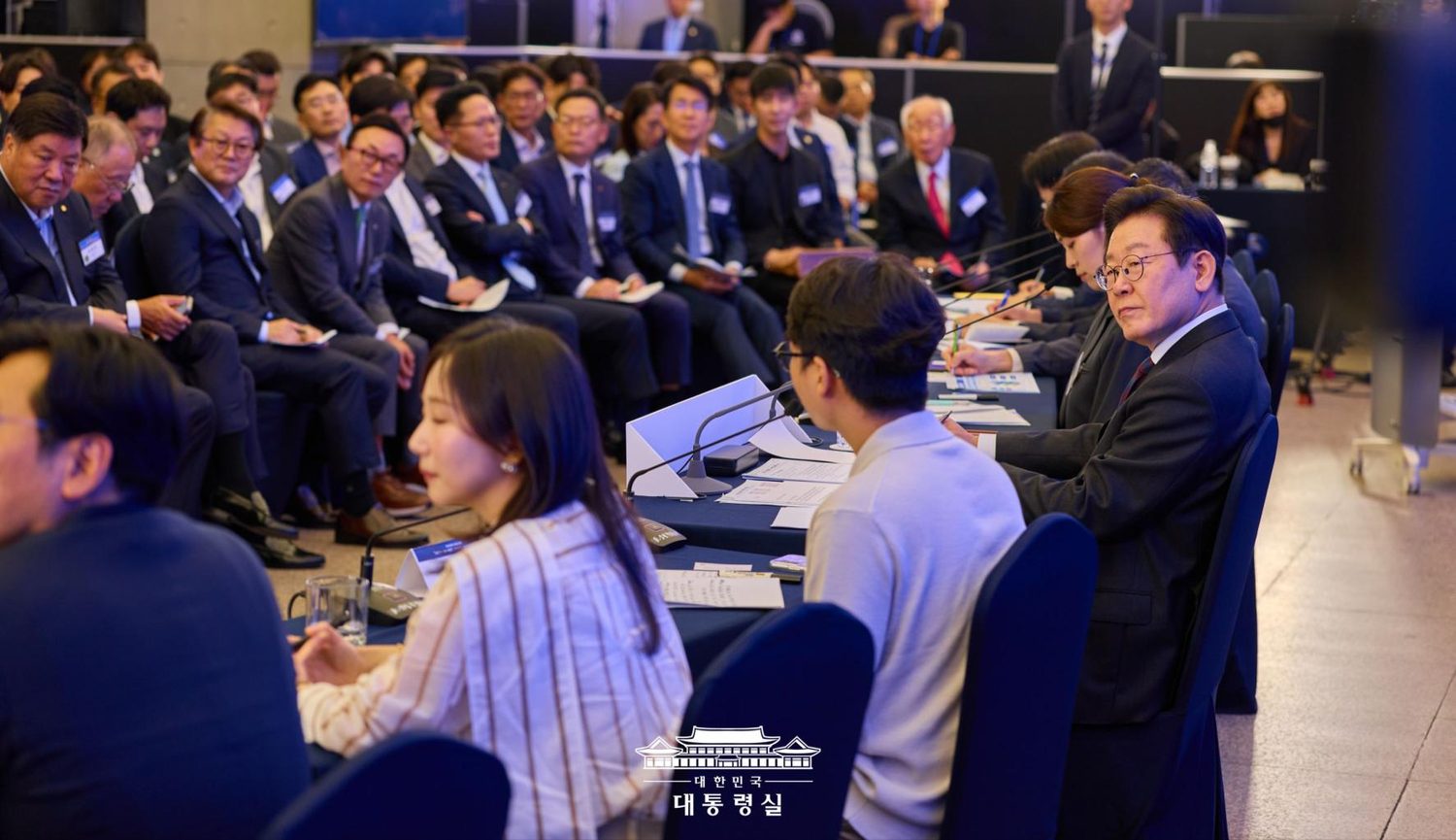 김진환 대표가 대통령 행사에서 대통령 옆자리에 앉아 발언하는 모습